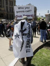 <p>A man wears a Come and Take It flag during a pro gun-rights rally at the state capitol, Saturday, April 14, 2018, in Austin, Texas. (Photo: Eric Gay/AP) </p>