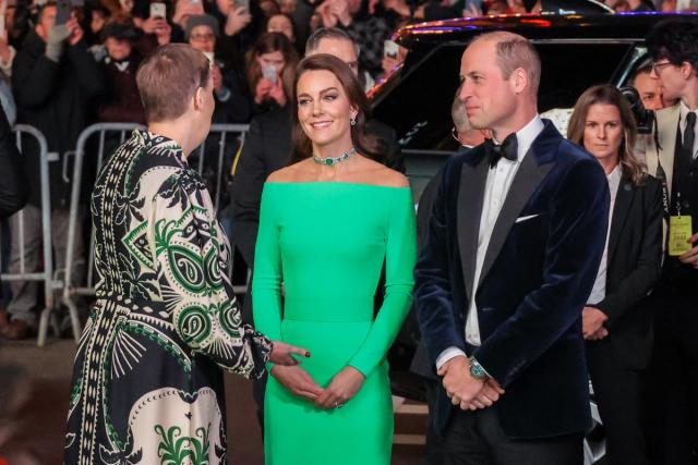 Seneste nyt Jo da fure Her stylist doesn't understand the internet': Fans edit Kate Middleton's  'green screen' dress from Earthshot Prize