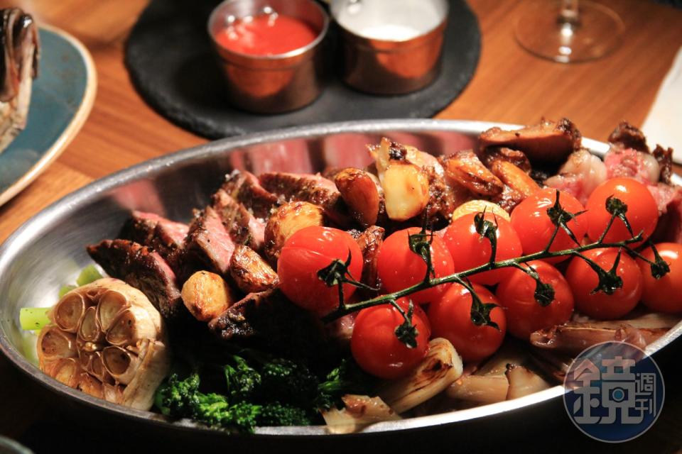「澳洲扁鐵牛排」一上桌就感受到奢華，分量驚人，適合一起分食。（468港幣／份，約NT$1,947）