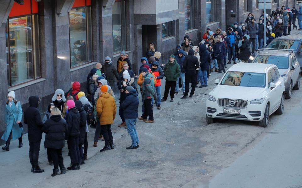 People stand in line to use an ATM money machine in Saint Petersburg - ANTON VAGANOV/REUTERS