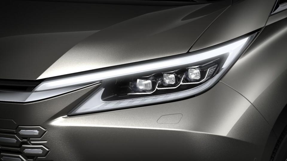 投射式LED燈組上下都用L型燈條包圍。(圖片來源/ Lexus)