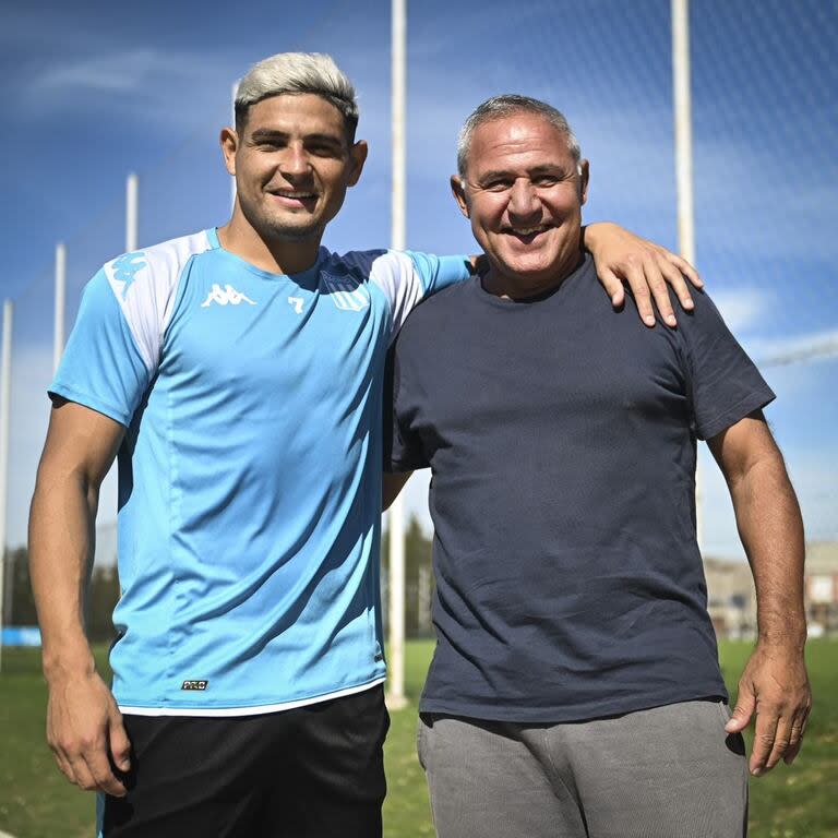 Maximiliano Salas (26 años) con Ramón Ismael Medina Bello (58) juntos en un entrenamiento de Racing. El delantero del equipo de Costas hace acordar por su potencia al Mencho, atacante de la Academia entre 1986 y 1989