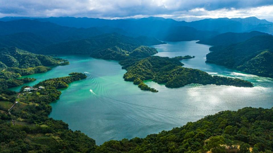 山與湖交錯的千島湖美景。（新北市觀旅局提供）