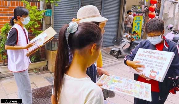 南臺科大神農街博物館駐點館員向參與民眾講解曾在許藏春故居舉辦掃疫大作戰街區遊戲的情景。（記者李嘉祥攝）