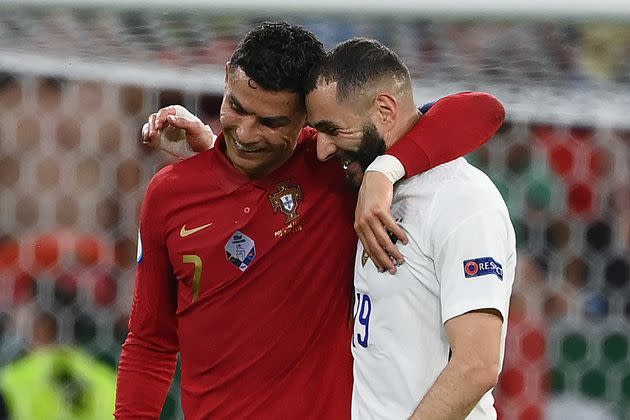 Cristiano Ronaldo et Karim Benzema lors de France-Portugal, à Budapest en Hongrie, le 23 juin 2021. (Photo: FRANCK FIFE / AFP)