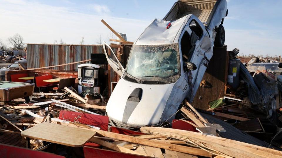 Camión incrustado en una superficie tras el paso del tornado.