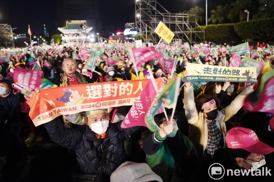 支持者舉著各種挺賴布條、手舉牌，擠爆在凱道舉行的「台灣美德站出來，凱道護國之夜」。   圖：張良一/攝