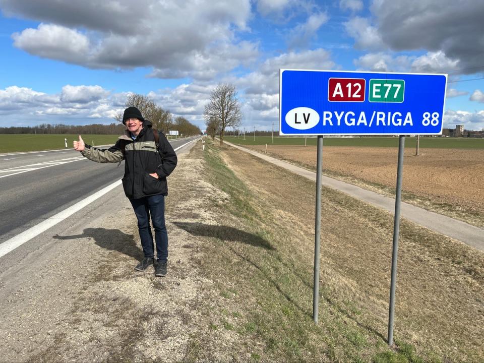 Carácter dudoso: hacer autostop en vano en la autopista E77 desde Lituania hacia Riga (Julian Eccles)
