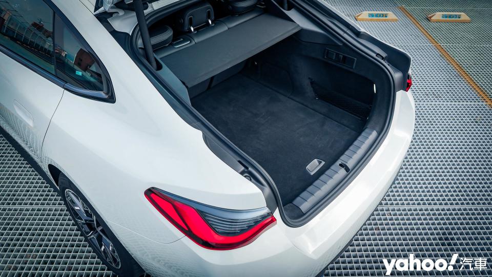 雖然捲軸式遮物簾較像休旅的配置，但其實BMW i4也可以考慮考慮。