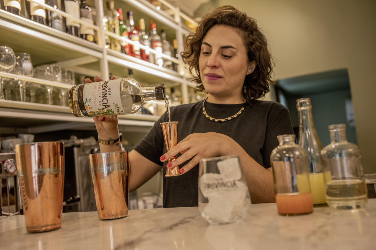 Jorge Sepúlveda, creador de la receta de Gin Elemental, en su destilería a las afueras de Santiago de Chile, en octubre de 2023. (Tomas Munita/The New York Times)
