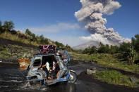 <p>-FOTODELDIA-FRM08. DARAGA (FILIPINAS), 23/01/2018. Aldeanos filipinos escapan a un área segura mientras el volcán Mayon entra en erupción hoy, martes 23 de enero de 2018, en la ciudad de Daraga, provincia de Albay (Filipinas). El Instituto Filipino de Vulcanología y Sismología (PHIVOLCS) elevó el 22 de enero el nivel de alerta para el volcán Mayon en medio de temores de una erupción mayor en las próximas horas o días. “Más de 26,000 personas han sido evacuadas a refugios en el área. La zona de peligro se extiende a un radio de 8 kilómetros desde el respiradero de la cumbre. Se recomienda encarecidamente al público que esté atento y desista de ingresar a esta zona de peligro”, agregó el PHIVOLCS. EFE/FRANCIS R. MALASIG </p>