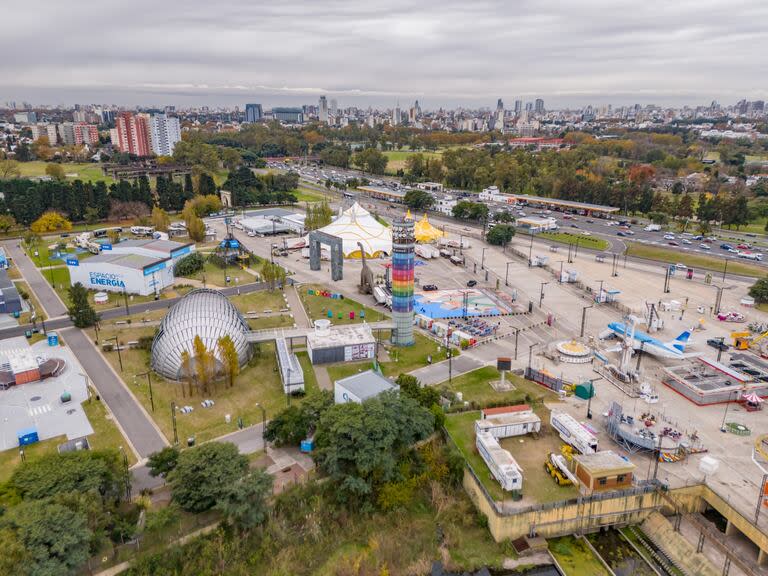 Al lado del tradicional arco de entrada a Tecnópolis ya pueden verse las carpas del Circo del Ánima que conduce Flavio Mendoza