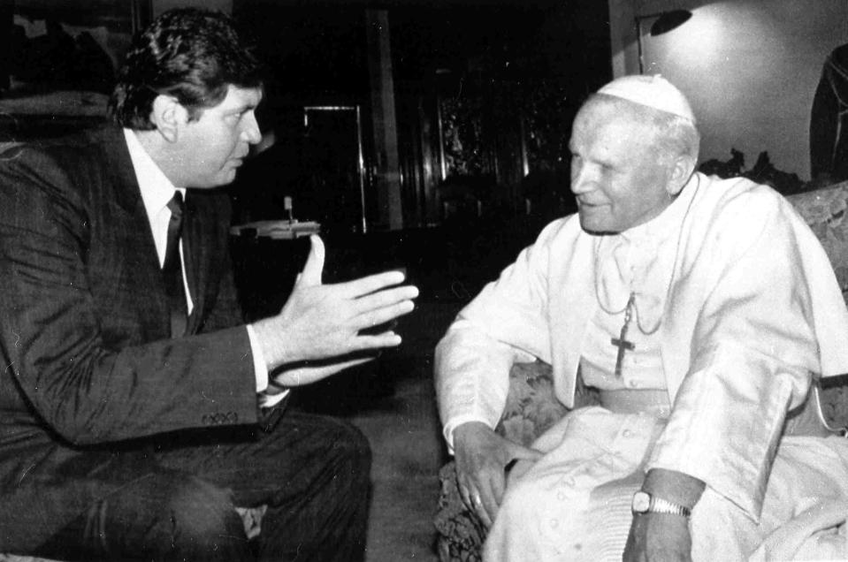 FILE - In this May 15, 1988 file photo, President of Peru Alan García visits with Pope John Paul II in the Presidential Palace, in Lima, Peru. Current Peruvian President Martinez Vizcarra said Garcia, the 69-year-old former head of state died Wednesday, April 17, 2019, after undergoing emergency surgery in Lima. Garcia shot himself in the head early Wednesday as police came to detain him in connection with a corruption probe. (AP Photo, File)