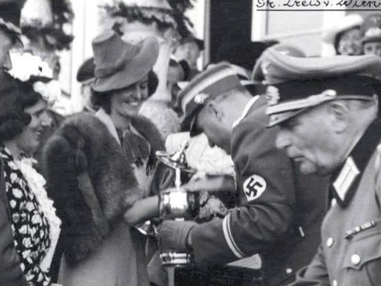 La condesa Margit von Tyssen (von Batthyany tras su boda) recibe un trofeo de manos de un jerarca nazi en la Hípica de Viena en 1942