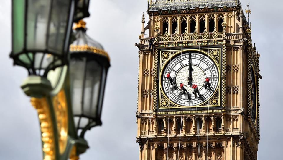Des techniciens opèrent des travaux de maintenance sur Big Ben, la célèbre cloche de la tour de l'horloge qui surplombe le Parlement de Westminster, à Londres, le 19 août 2014. - Ben Stenstall - AFP