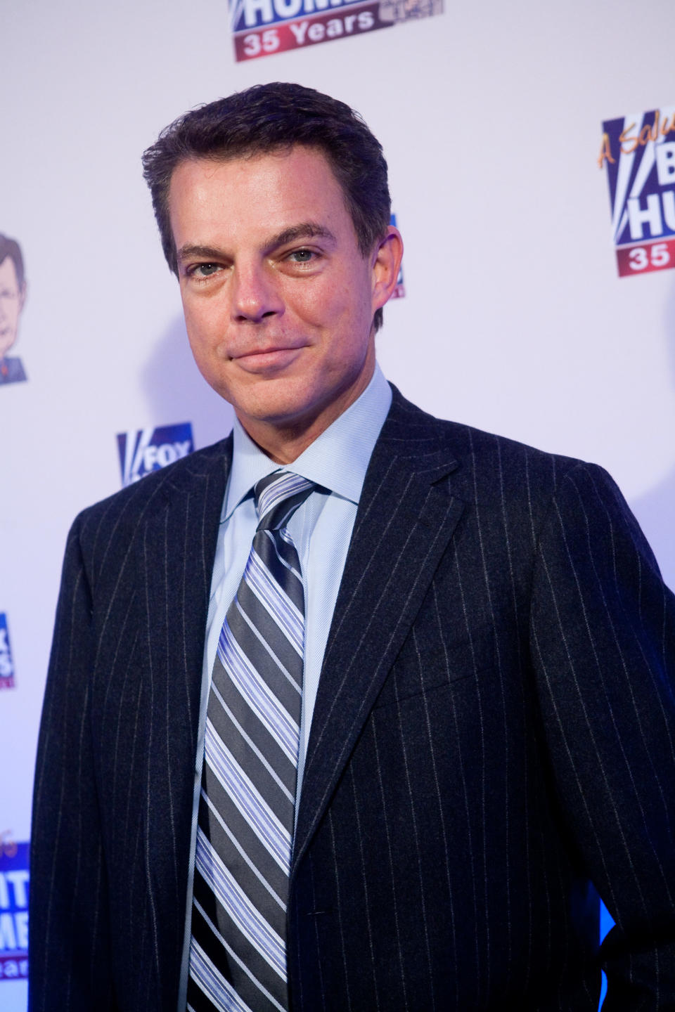 WASHINGTON - JANUARY 08: FOX News host Shepard Smith poses on the red carpet upon arrival at a salute to FOX News Channel's Brit Hume on January 8, 2009 in Washington, DC. Hume was honored for his 35 years in journalism. (Photo by Brendan Hoffman/Getty Images)