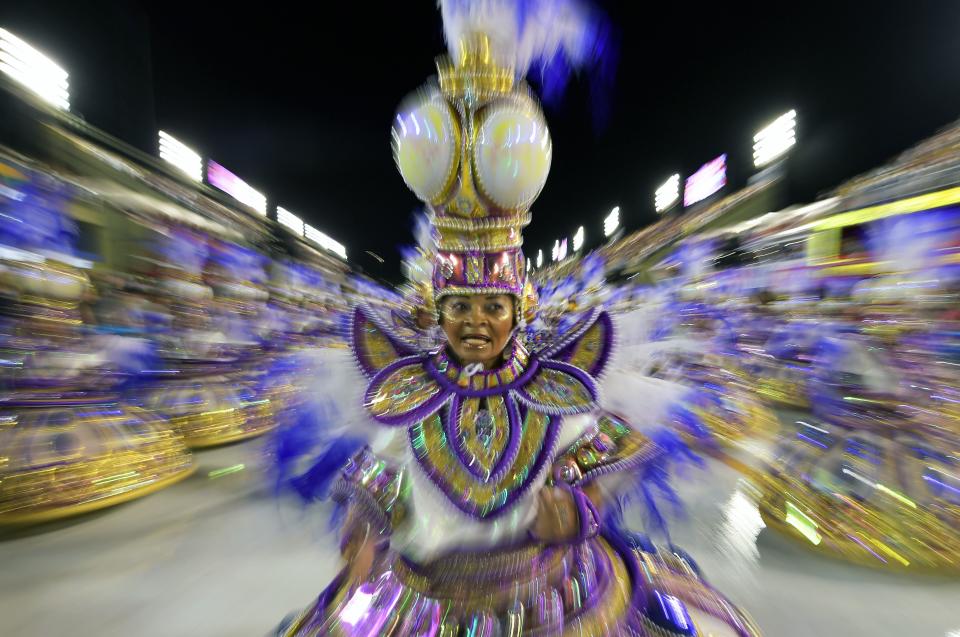 A member of Viradouro performs. (Photo: CARL DE SOUZA via Getty Images)