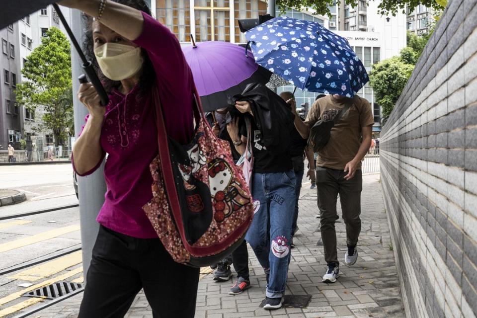 2022年4月25日，幼童院舍「童樂居」職員涉虐兒的案件在九龍城法院開庭。案件共34人被捕，當中27人被落案起訴「對所看管兒童或少年人襲擊」罪並上庭；有獲准保釋的被告離開法院時，都由同伴以雨傘遮擋記者拍攝。