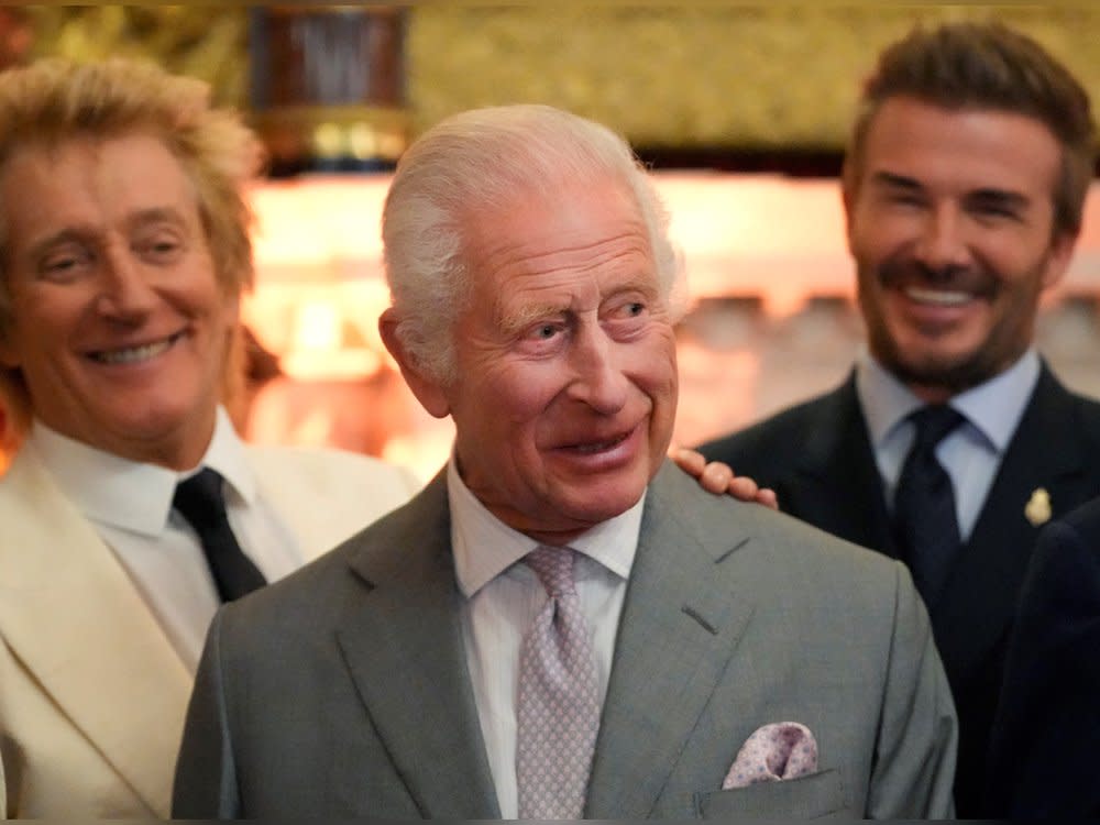 Verstehen sich sichtlich gut: Bei den King's Foundation Awards in London zeigte sich König Charles III. mit seinen prominenten Botschaftern Rod Stewart (l.) und David Beckham (r.) sehr vertraut. (Bild: getty/KIRSTY WIGGLESWORTH/POOL/AFP)