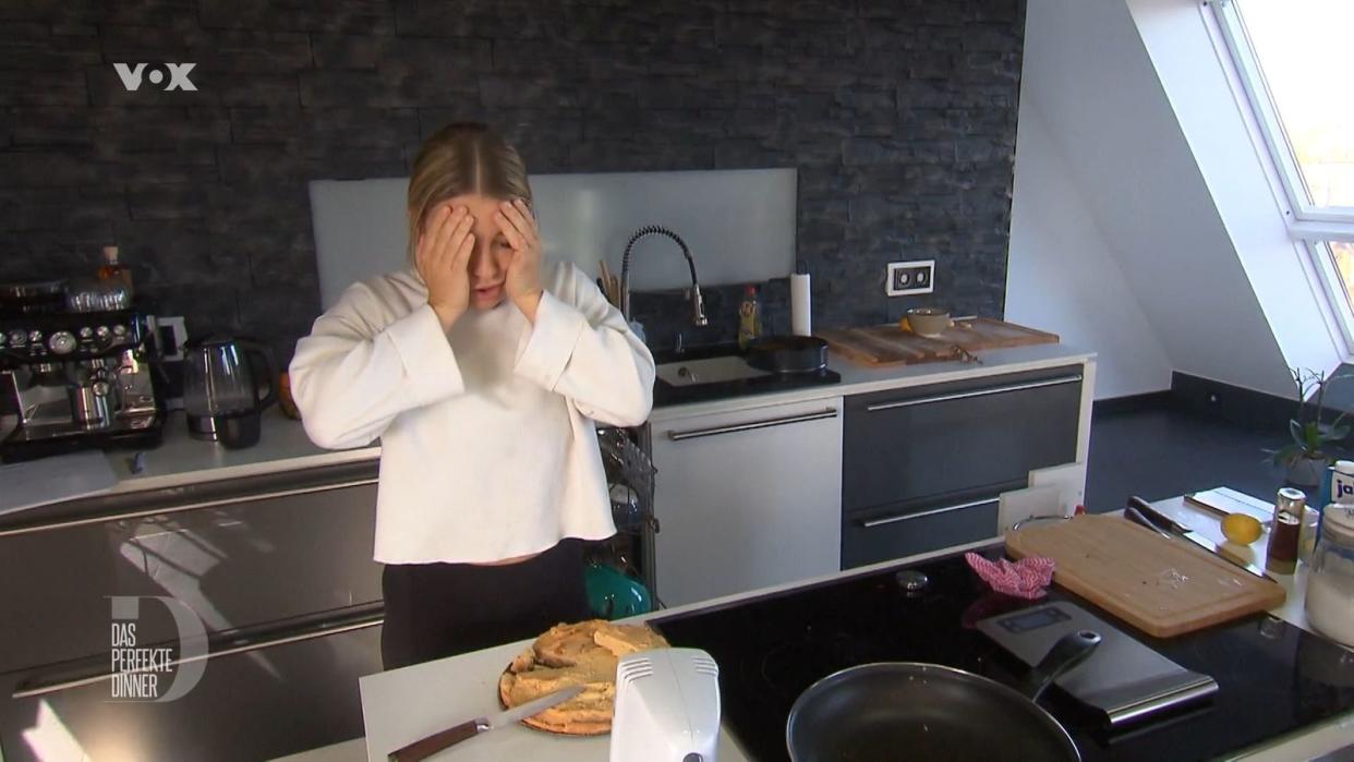 Vom misslungenen Mandelkuchen ist Michelle ziemlich enttäuscht.
 (Bild: RTL)