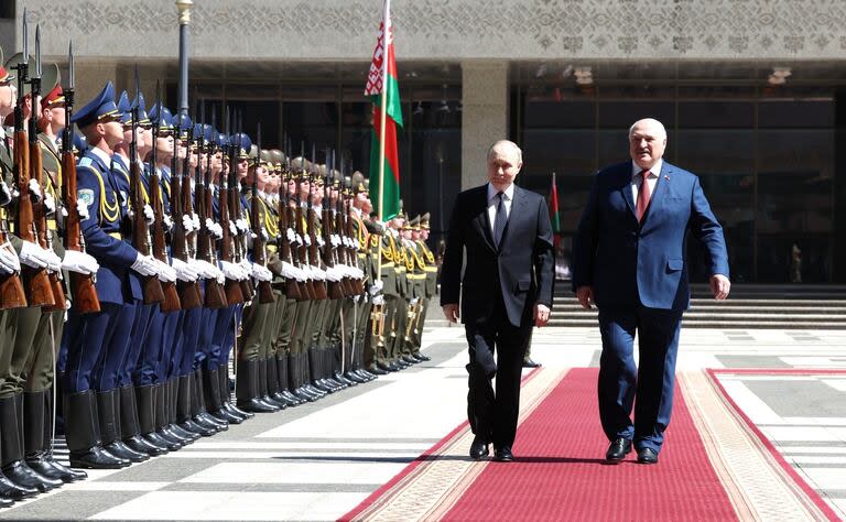 El presidente ruso, Vladimir Putin, fue recibido en Minsk este viernes por su aliado bielorruso Alexander Lukashenko (DPA)