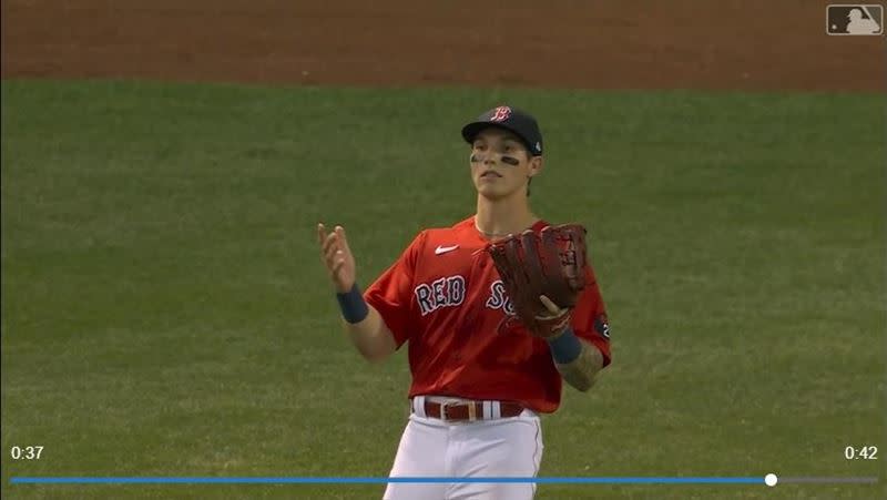 紅襪中外野手杜倫（Jarren Duran）從頭到尾都沒有掌握球的位置。（圖／翻攝自MLB官網）