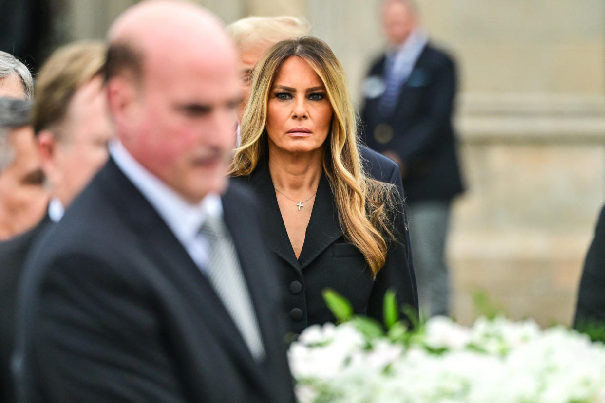 Melania Trump lucía muy afectada en el funeral de su madre Amalija Knavs. (Photo by GIORGIO VIERA / AFP) (Photo by GIORGIO VIERA/AFP via Getty Images)