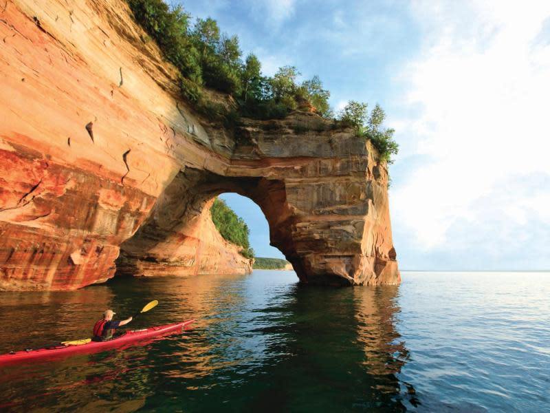 An bunten Felsen vorbei und durch große steinerne Portale: Die Pictured Rocks National Lakeshore lässt sich auch gut mit dem Kajak erkunden. Foto: Pure Michigan