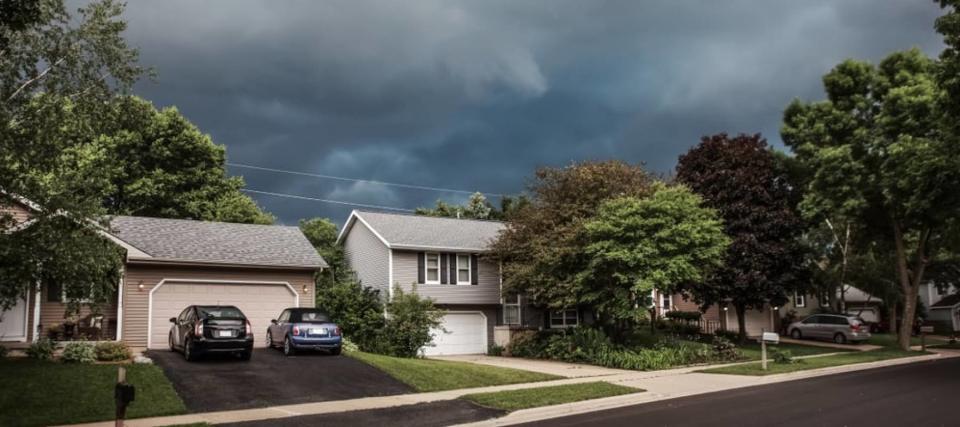 'Optimism grows' as mortgage rates fall for the biggest three weeks since 2008 - but despite this 'silver lining', experts still see dark clouds ahead