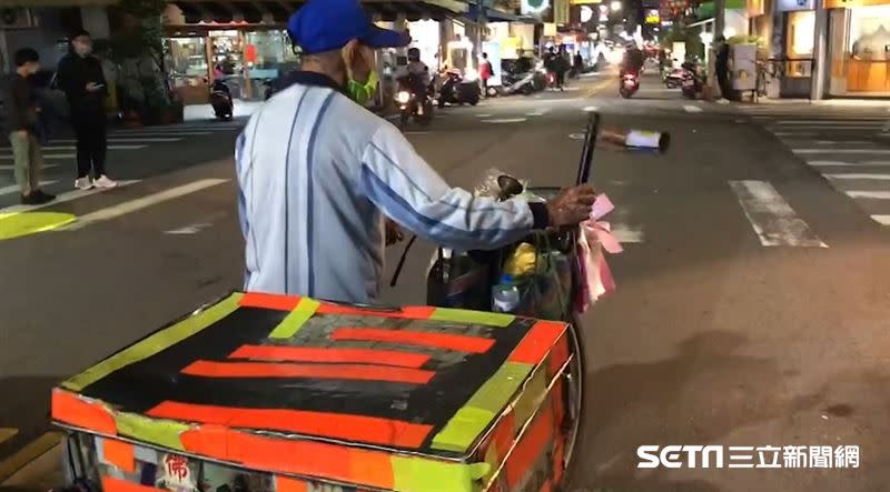 現年76歲的賣麥芽餅阿伯，牽著腳踏車邊搖「咖拉咖拉」聲響的自製搖鈴，相當傳統。（圖／讀者提供）