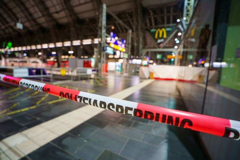 The police have cordoned off an area at Frankfurt Central Station where a man shot another man. Andreas Arnold/dpa