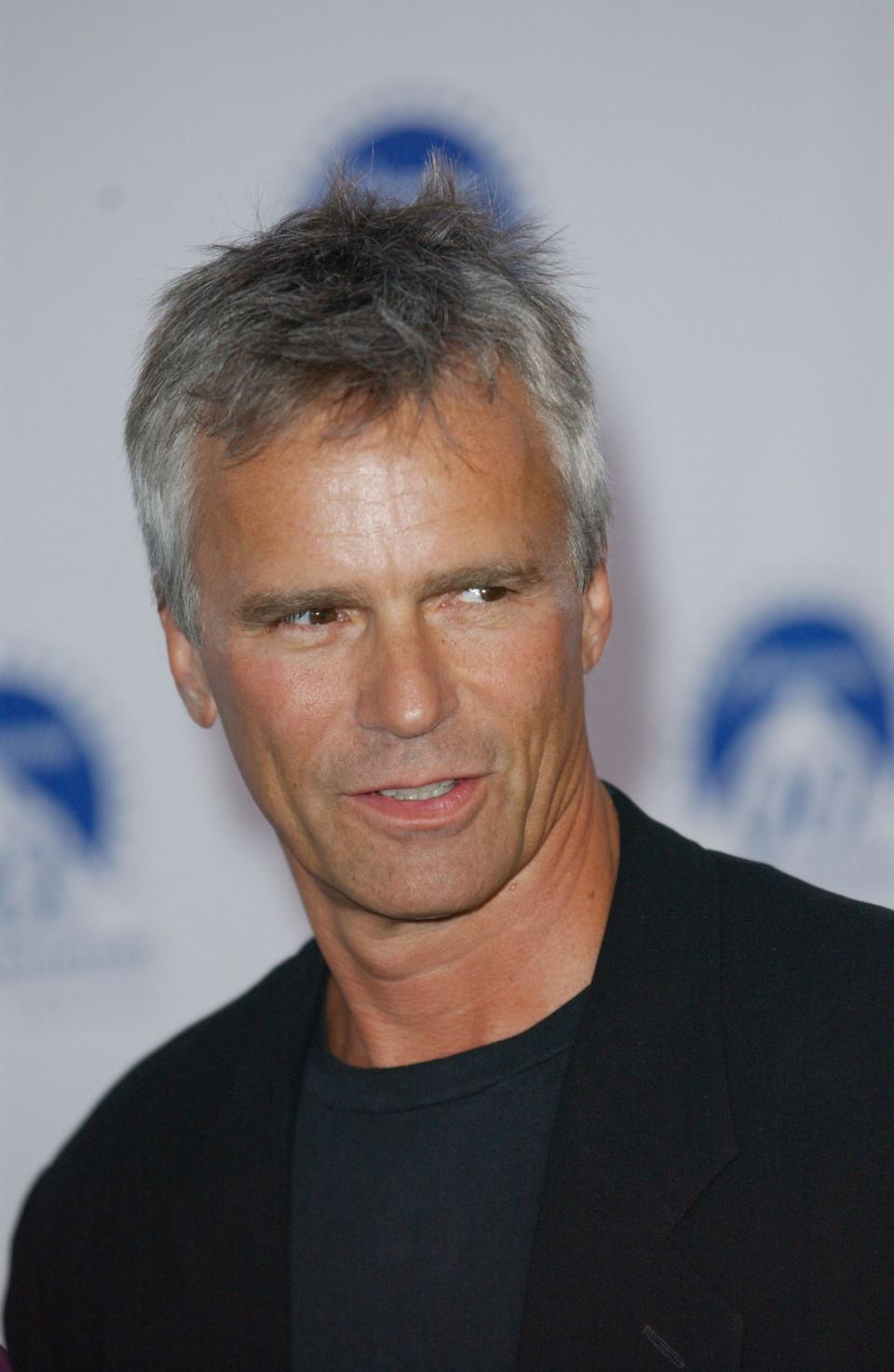 <p>Doch Richard Dean Anderson, der als MacGyver und Jack O’Neill in Stargate SG-1 noch eine glänzende Figur abgeben musste, kann heute entspannt das Leben genießen. (Bild: Getty Images)</p>