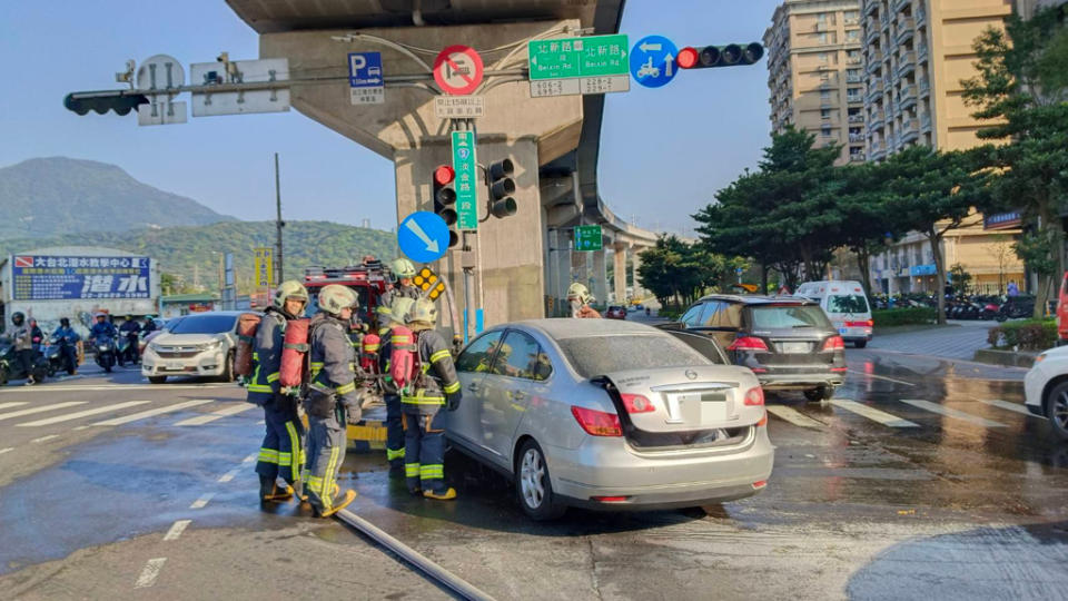 57歲江姓男子駕駛自小客車，愰神未注意車前狀況自撞安全島，導致致車頭凹陷冒煙起火燃燒。（圖／警方提供）