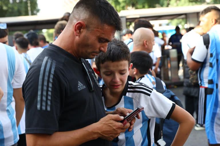 Gustavo Flores compró las entradas en Mendoza. También lo estafaron.