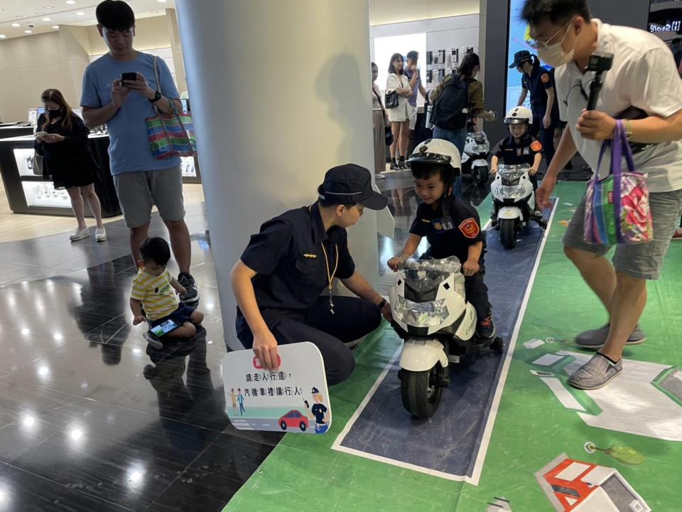 「小小警消體驗營」活動花絮。(圖/記者謝榮浤翻攝)