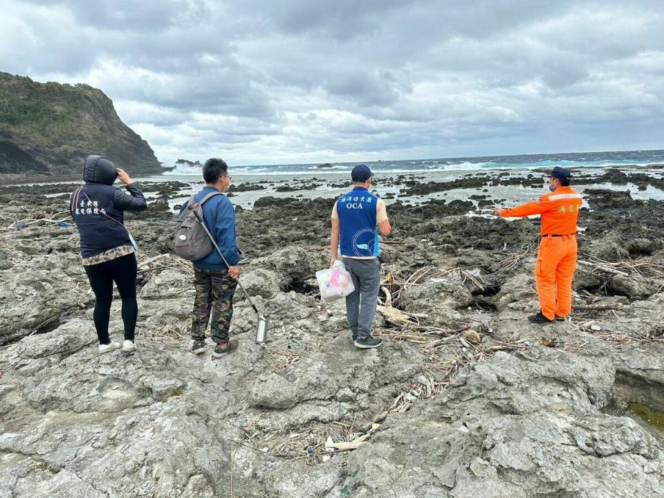 台東縣環境保護局12月1日接獲民眾通報，綠島鄉知名景點柚子湖發生不明來源油污染情形。   圖：台東縣環境保護局 / 提供