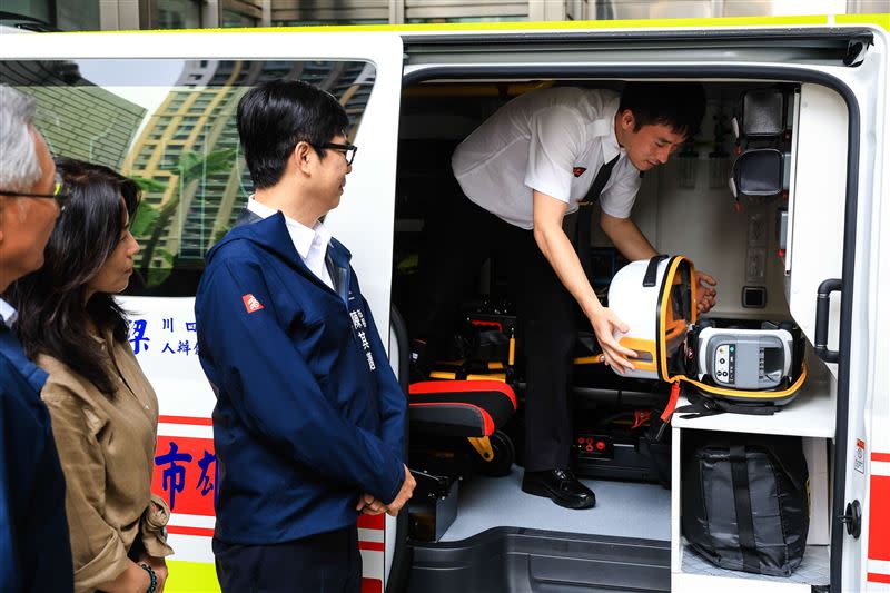 日受贈的救護車將配置於鳳山分隊，配備電動擔架床、電動擔架床自動舉升系統等精良醫療設備，為消防局設備最完善的救護車。（圖／市府提供）