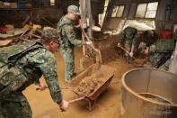 陸軍裝甲584旅官兵協助新豐鄉災後復原。（軍聞社記者李忠軒攝）