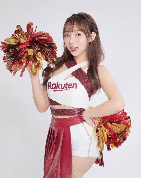 林襄近來進軍啦啦隊成為「Rakuten Girls樂天女孩」，並發行首本寫真《與你襄遇　林襄數位寫真》。（圖／翻攝自林襄IG）