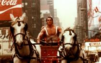 Am höchsten ist der Fremdschäm-Faktor womöglich bei Schwarzeneggers erstem Film "Herkules in New York" (1970). Wobei man heute nur noch ahnen kann, wie haarsträubend das alles tatsächlich gewesen sein muss: Aufgrund seines extremen österreichischen Akzents musste der Part von Schwarzenegger nachsynchronisiert werden. (Bild: FilmPublicityArchive/United Archives via Getty Images)