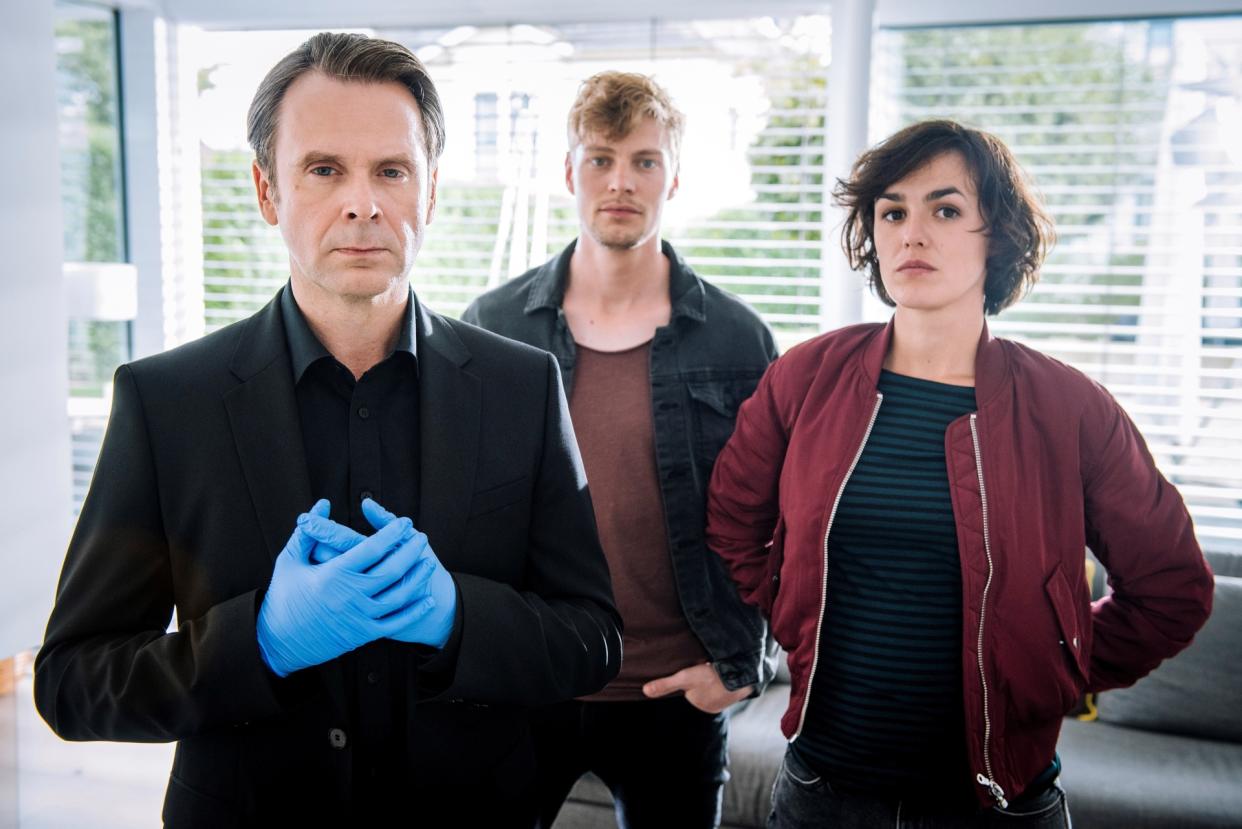 Professor T. (Matthias Matschke), Daniel Winter (Andreas Helgi Schmid) und Anneliese Deckert (Lucie Heinze) Foto: ZDF/ Martin Rottenkolber