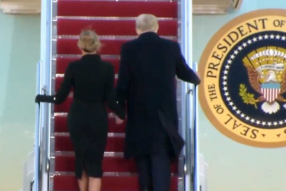 Así se subían al helicóptero Donald y Melania Trump al abandonar la Casa Blanca