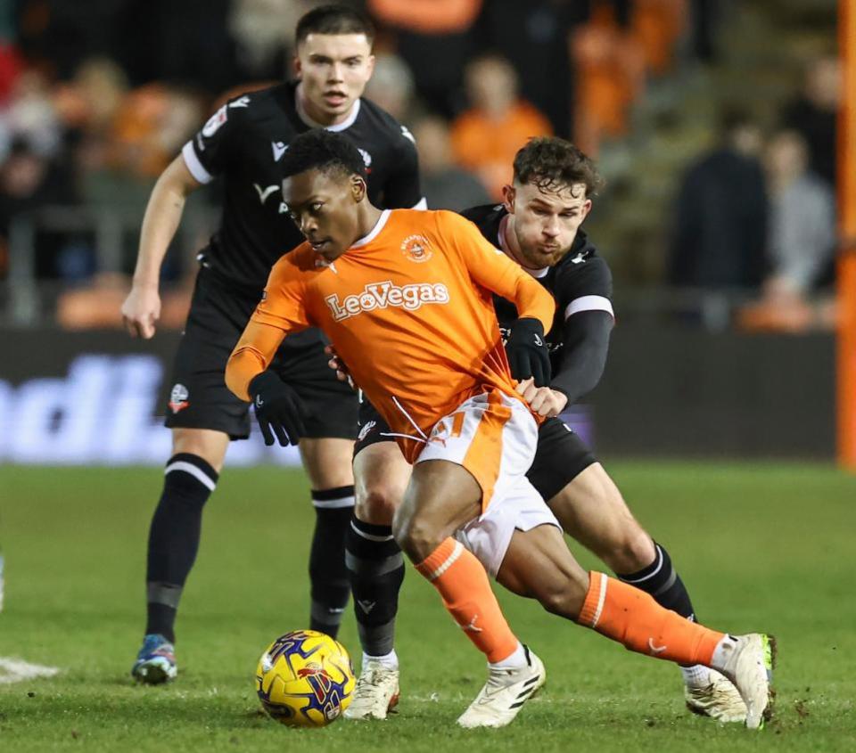 The Bolton News: Ο Karamoko Dembele της Blackpool προσπαθεί να αποφύγει την προσοχή του Jack Iredale