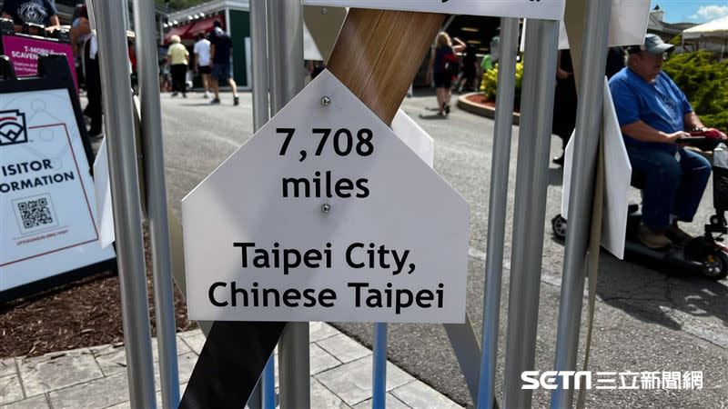 現場仍出現「Chinese Taipei」等字樣介紹，讓旅美台人、台僑看了多少覺得難過、無奈，但至少可以有台灣「Taiwan」字樣、國旗進入比賽場不會被阻止。（下圖）賓州政要也替台灣小將加油，包括聯邦眾議員穆澤（Dan Meuser）等。（圖／Ming Chiang、駐紐約台北經濟文化辦事處授權提供）