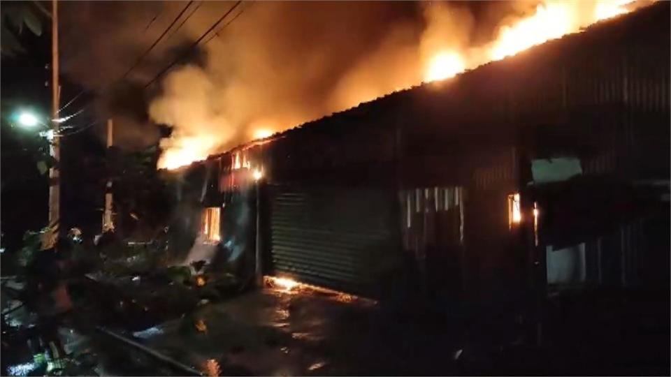 鐵皮工廠深夜起火全面燃燒　預防性疏散附近18位民眾
