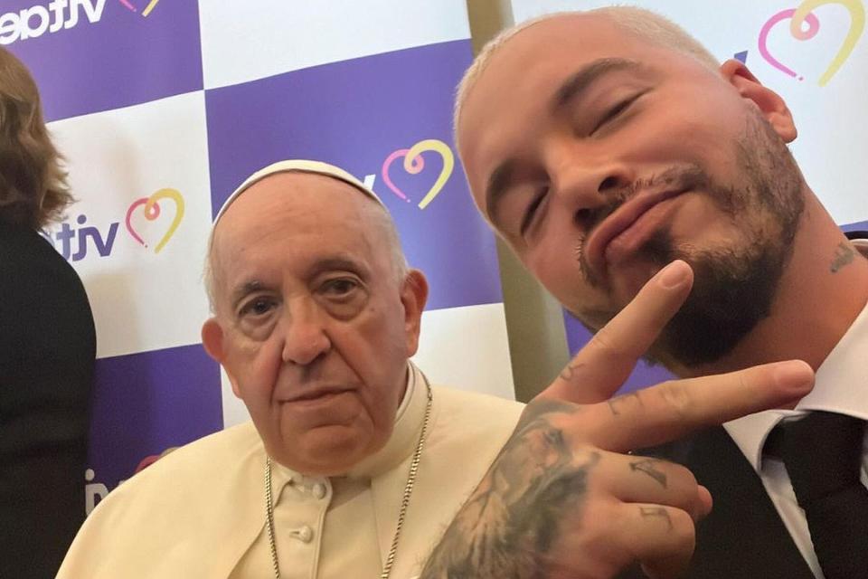 J Balvin shared some selfies and a video of him with Pope Francis. https://www.instagram.com/p/Ch-N711pzlL/.