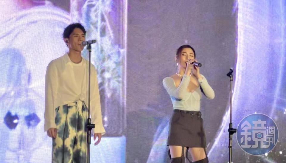 Haezee黄瑋昕、柏霖PoLin兩位最受矚目的新生代歌手獨家合體，限定組合以現場演唱方式揭曉「2022年度十大華語歌曲」獎項。（王威智攝）