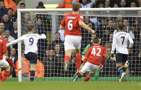 Tottenham Hotspur's Roberto Soldado (L) scores against Cardiff City during their English Premier League soccer match at White Hart Lane in London, March 2, 2014. REUTERS/Toby Melville