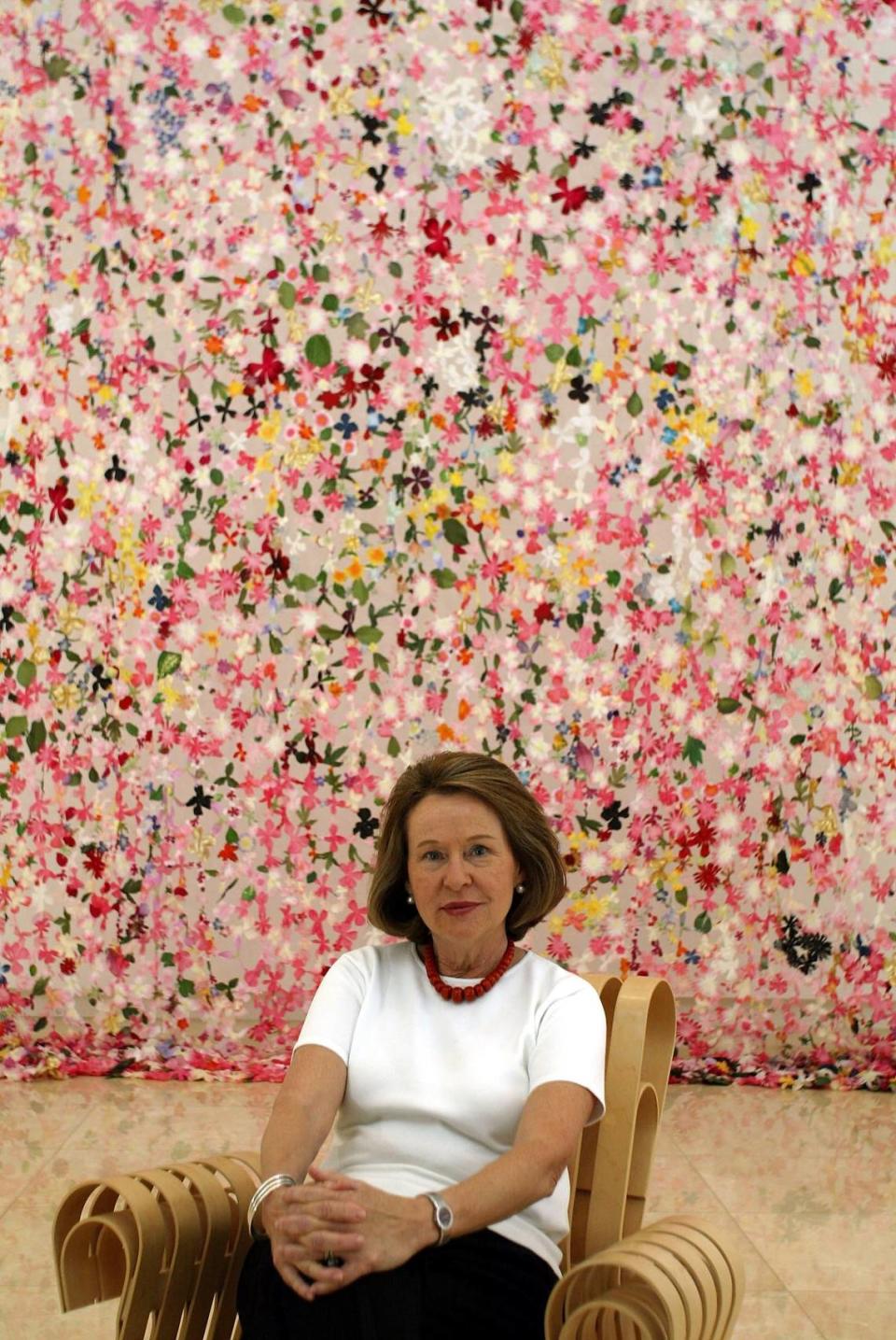 La mecenas de Miami Rosa de la Cruz delante de una obra de Jim Hodges que colgaba en su casa. La obra se vendió el 14 de mayo de 2024 en Christie's por $400,000, sin incluir comisiones.