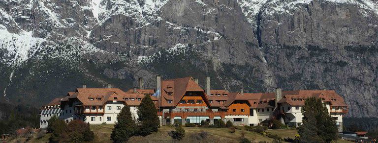 Vista del hotel Llao Llao en Bariloche, que por estos días reabrió sus puertas.